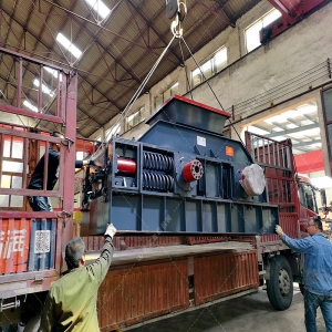 1000x700型直連式液壓對輥制砂機發貨圖片