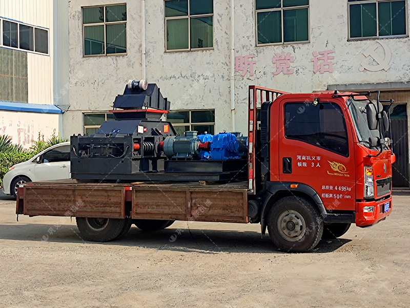 單臺2PG800x600中型對輥破碎機發貨 破碎石英砂