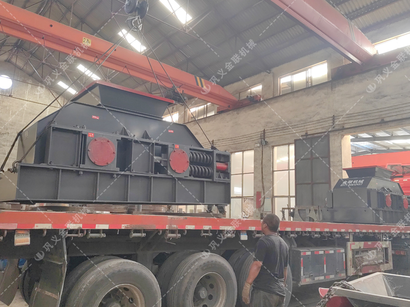 2PGY1200x800液壓對輥制砂機發往吉林 石英石制砂