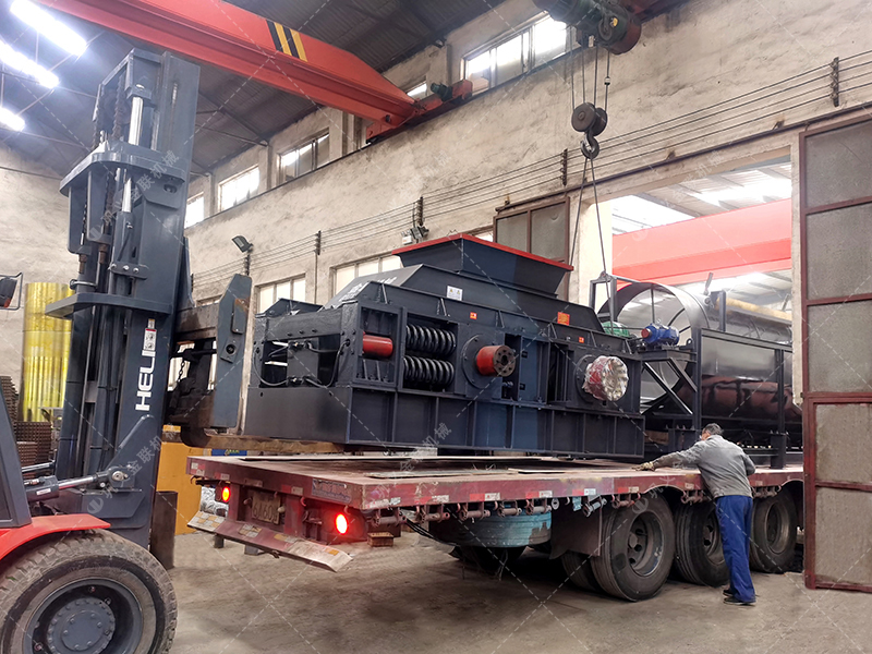 兩臺大型2PG1510鵝卵石破碎機設(shè)備發(fā)貨圖片