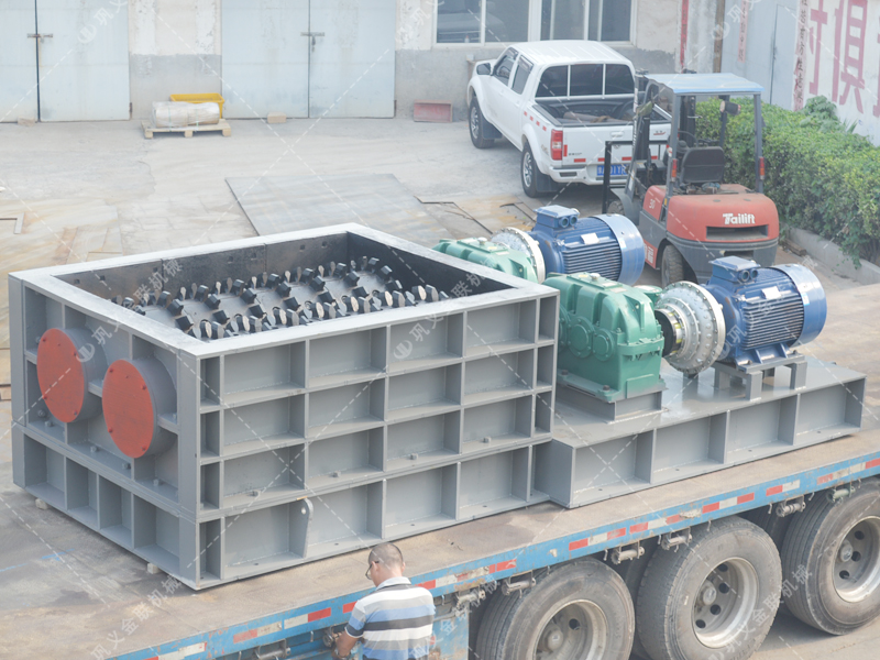 大型強力分級雙齒輥破碎機發往山東破碎煤矸石